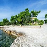 Apartment In Petrcane By The Sea Lägenhet