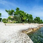 Lägenhet Apartment In Petrcane By The Sea Petrcane